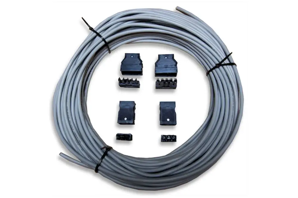 Verlängerungskabelset bestehend aus grauem Kabel und mehreren Steckverbindern. Produkt von Roth, geeignet für elektrische Anwendungen.